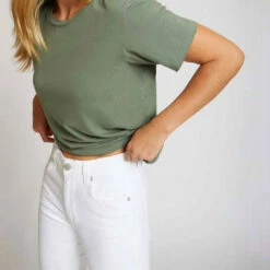 Amo Classic Tee in Army - women